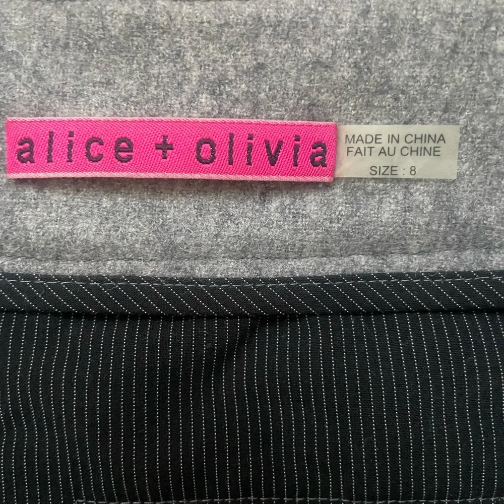 Alice + Olivia Felt Wool Pleated Cuff Shorts Exposed Zip Back High Waist NWOT 6